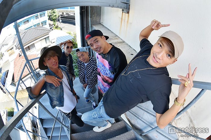 (手前左から時計回り)KAZUKI、P-CHO、GS、KUBO-C、SWAY
