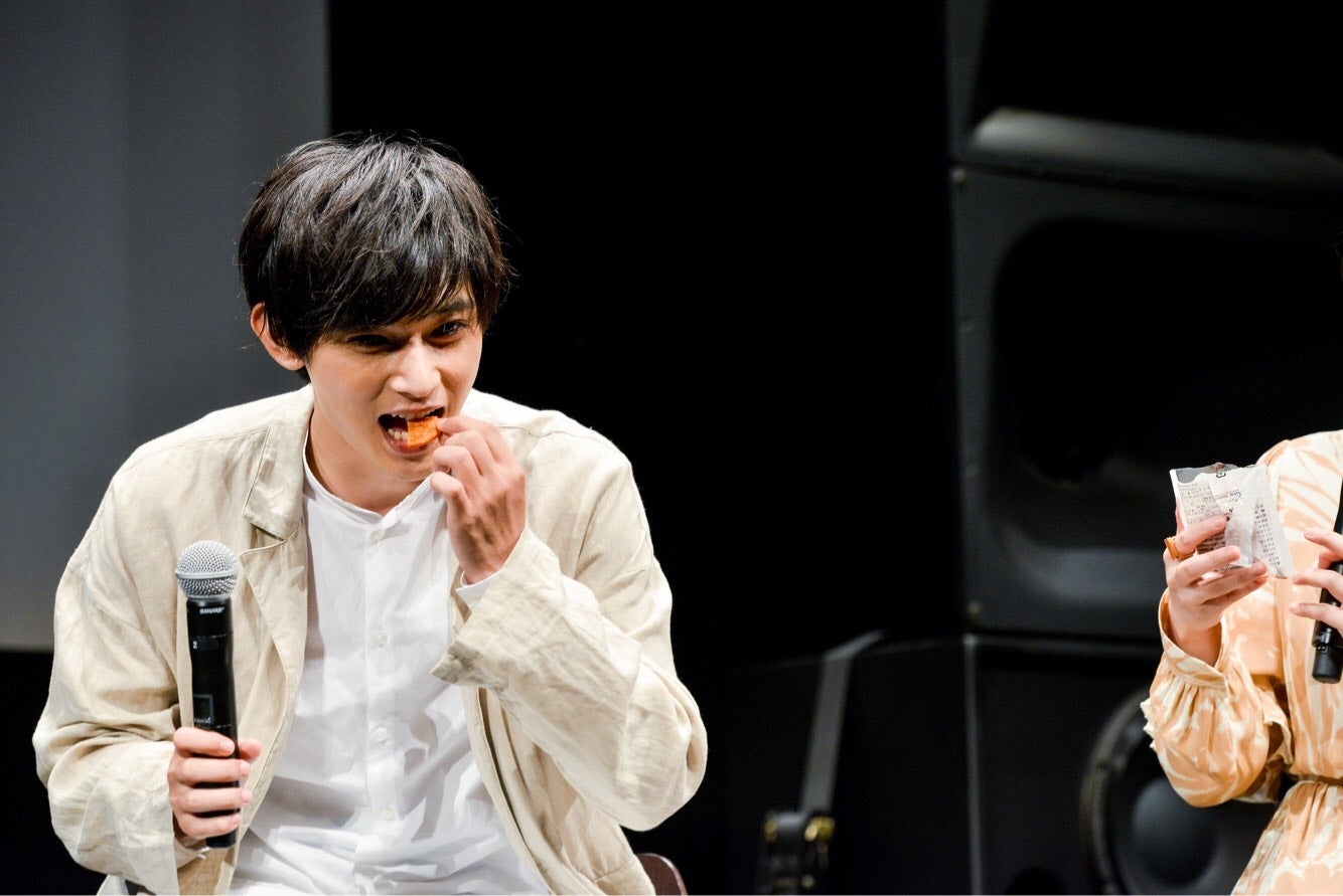 激辛せんべいを食べる吉沢亮（提供写真）