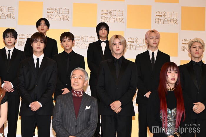 (前列)堺正章、アイナ・ジ・エンド(後列)&TEAM(C)モデルプレス