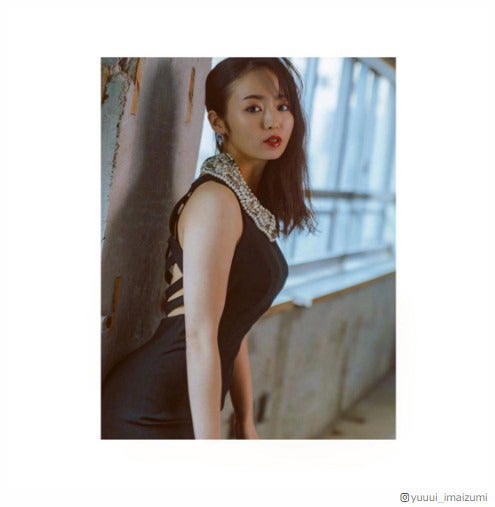 今泉佑唯、美背中チラ見せ 大人な姿に絶賛の声