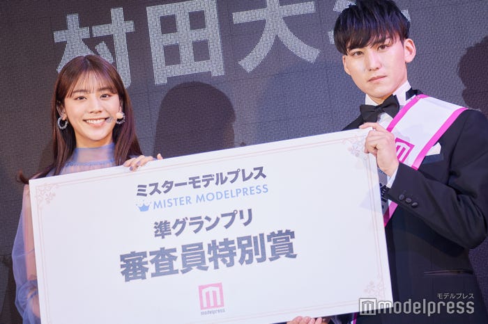 貴島明日香、「ミスターモデルプレス」審査員特別賞・村田大斗さん(C)モデルプレス