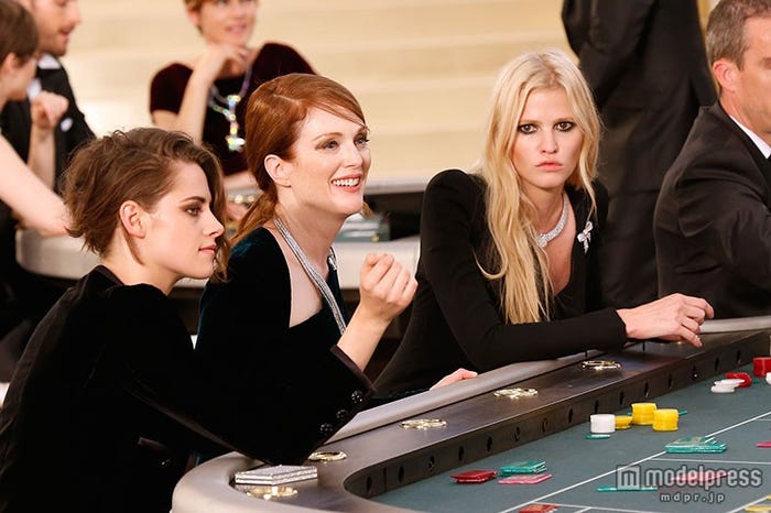 (左から)クリステン・スチュワート、ジュリアン・ムーア、ララ・ストーン(C)2015 Getty Images