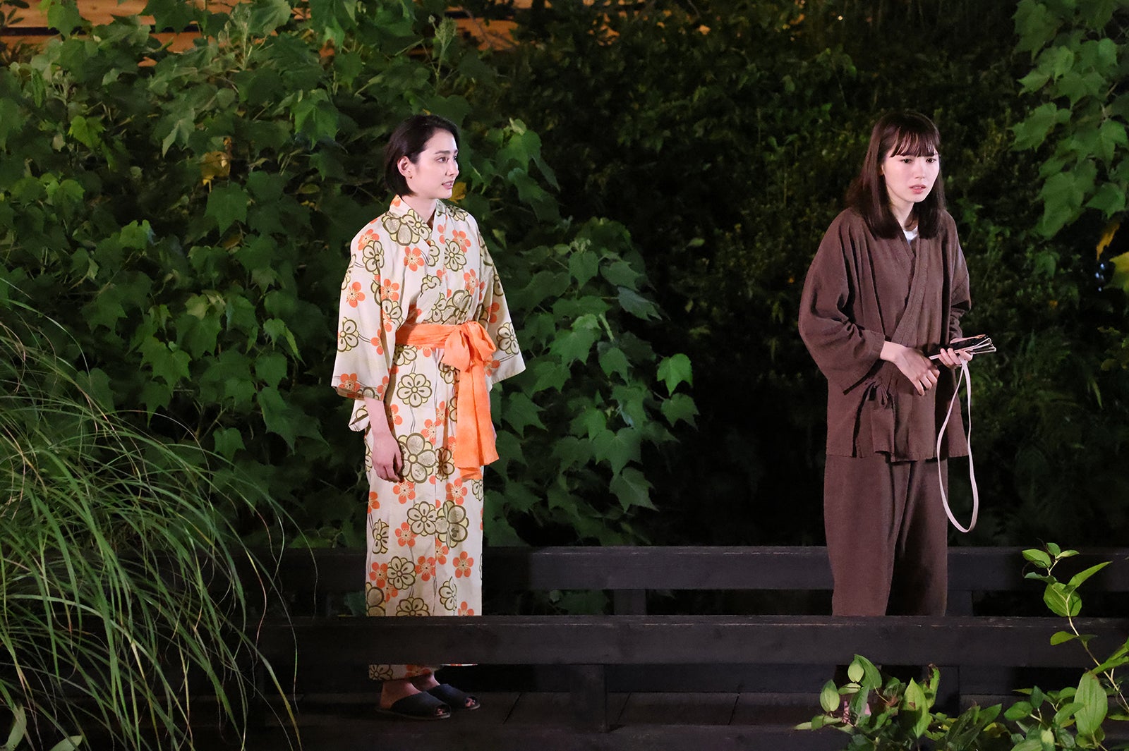 早見あかり、飯豊まりえ「何曜日に生まれたの」第6話より（C）ABCテレビ