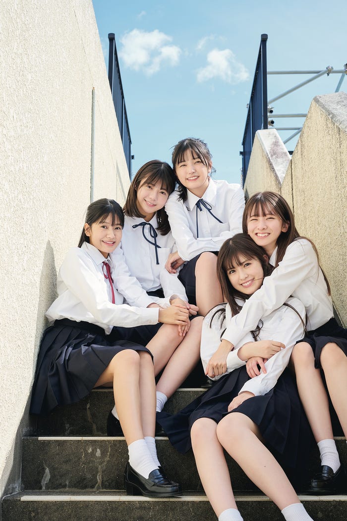 乃木坂46・5期生 写真集「あの頃、乃木坂にいた」楽天限定版裏表紙(提供写真)