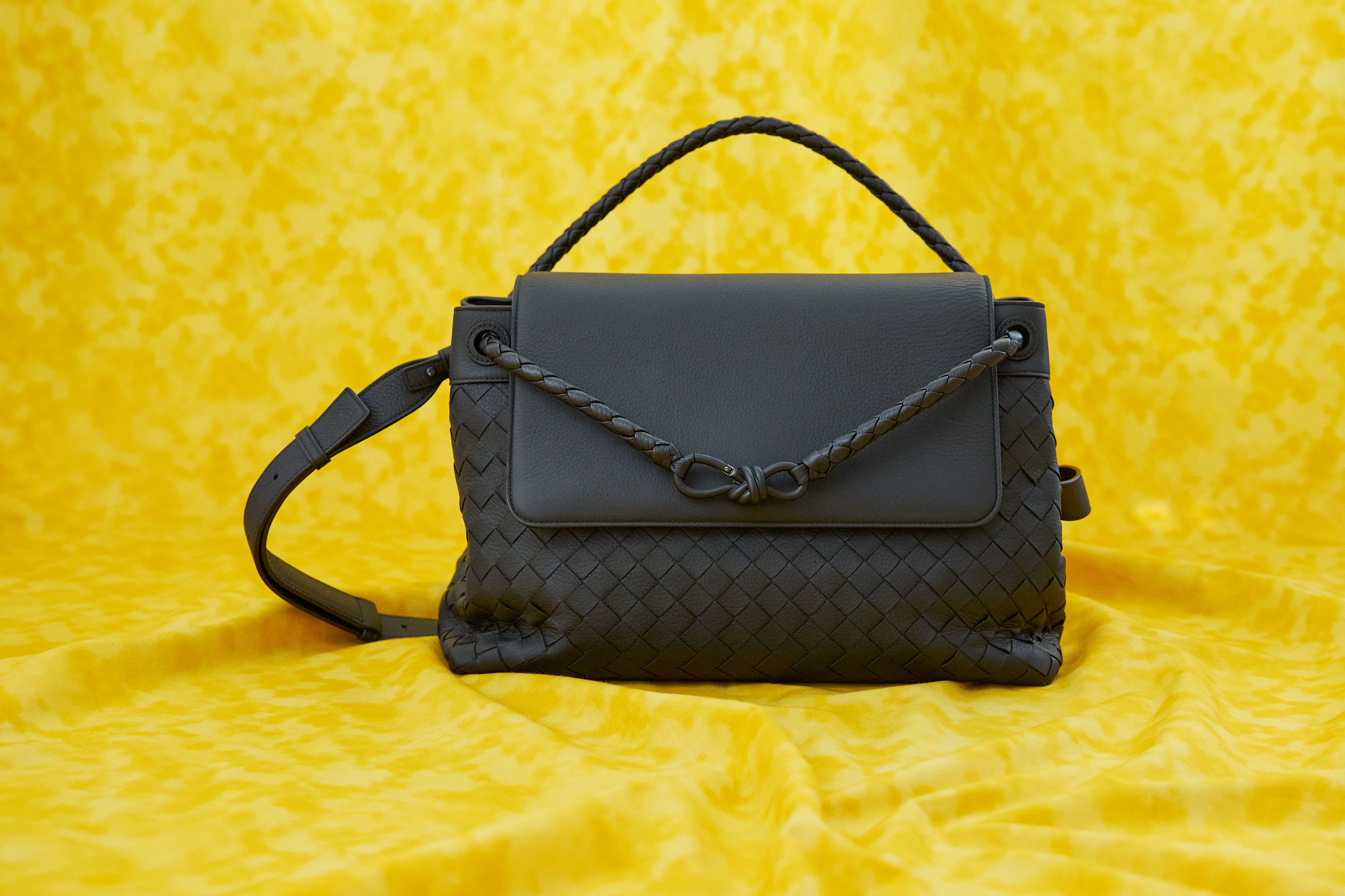 伝統が静かに深化するボッテガ・ヴェネタ──2026年春、バッグと財布の最新事情