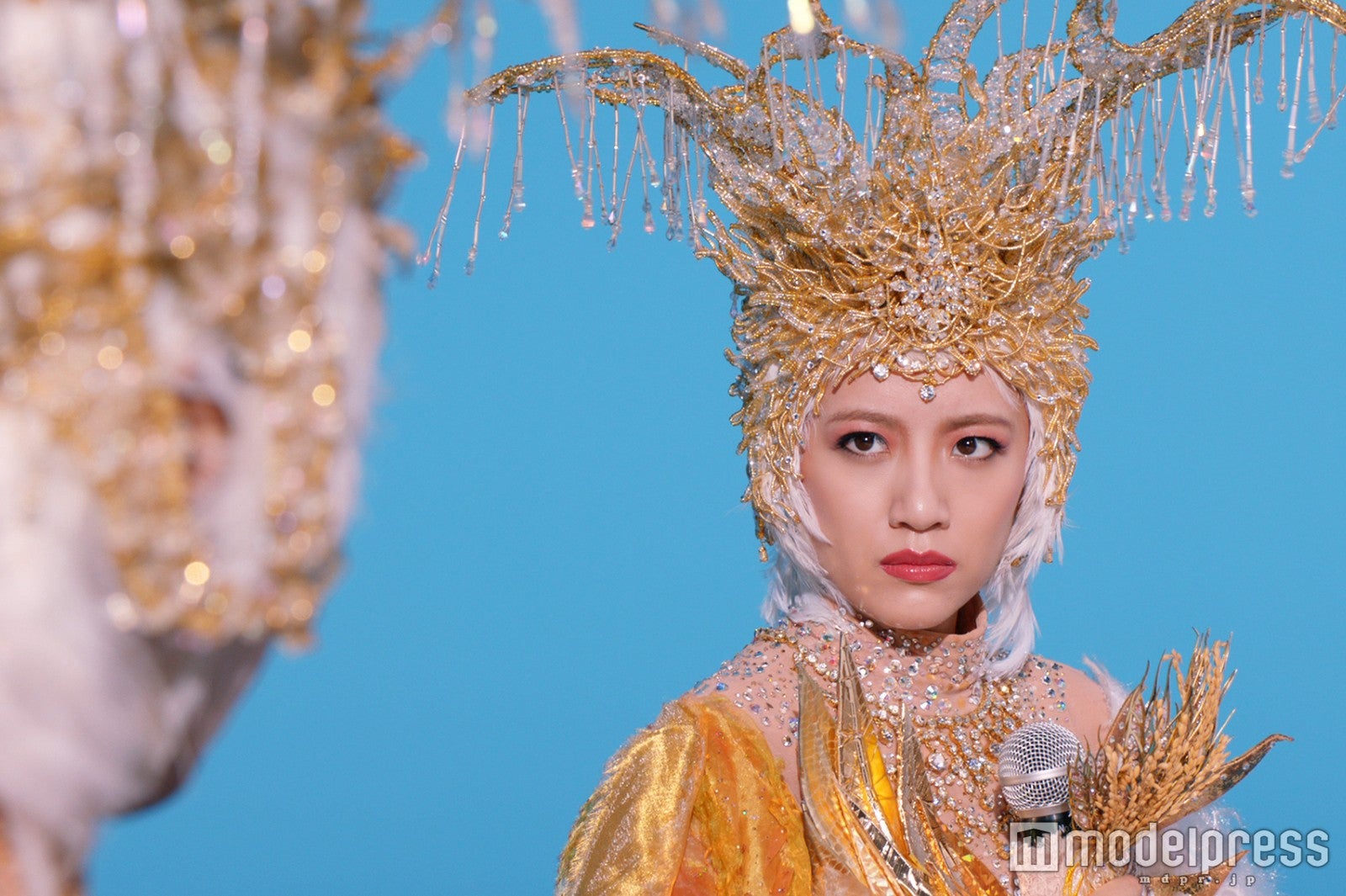 実際に使われた衣装を着用した高橋みなみ