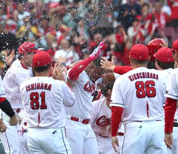 広島が劇的なサヨナラ勝ち！モンテロが左翼へ劇的アーチ「サイコーデス！」阪神戦の連敗を8で止める 栗林の8回1熱投に打線が応える