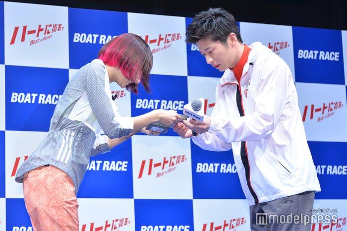 武田玲奈(左)からバレンタインチョコを受け取る田中圭(右)(C)モデルプレス