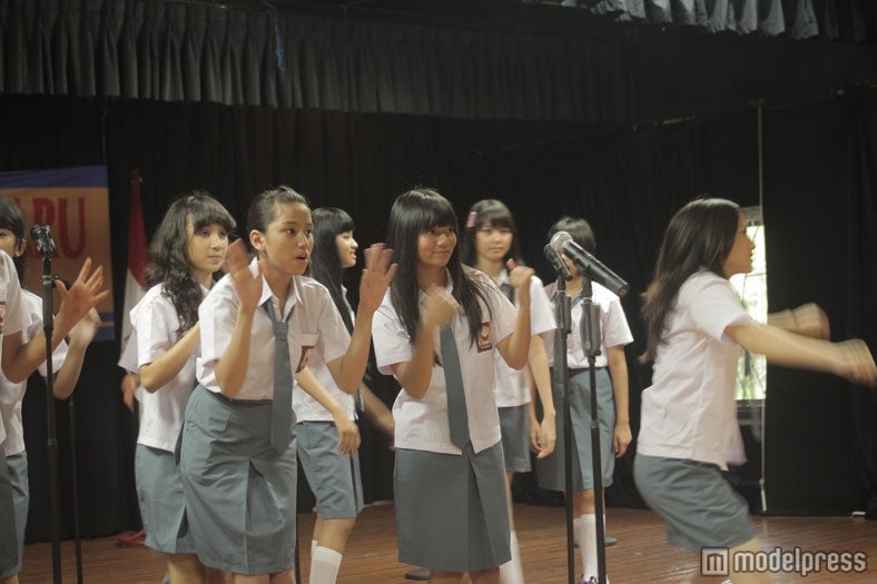 JKT48（ミュージックビデオ「Heavy Rotation」メイキングカット）