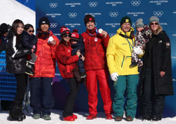 前日は携帯紛失騒動 堀島行真が妻の支えに感謝「些細なすべてのトラブルから助けてくれてます」 家族でつかんだ銀メダル 金銀銅3家族で記念撮影も