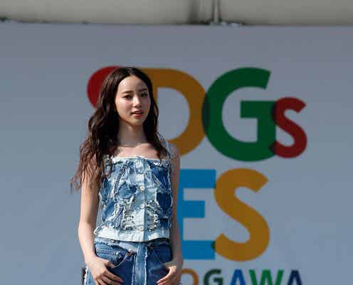 “江戸川区出身”中町綾、ほっそり二の腕&美デコルテ披露  地元で堂々ランウェイ<SDGs FES in EDOGAWA>