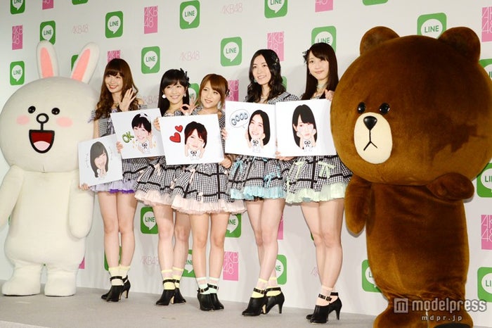 左から：小嶋陽菜、渡辺麻友、高橋みなみ、松井珠理奈、松井玲奈