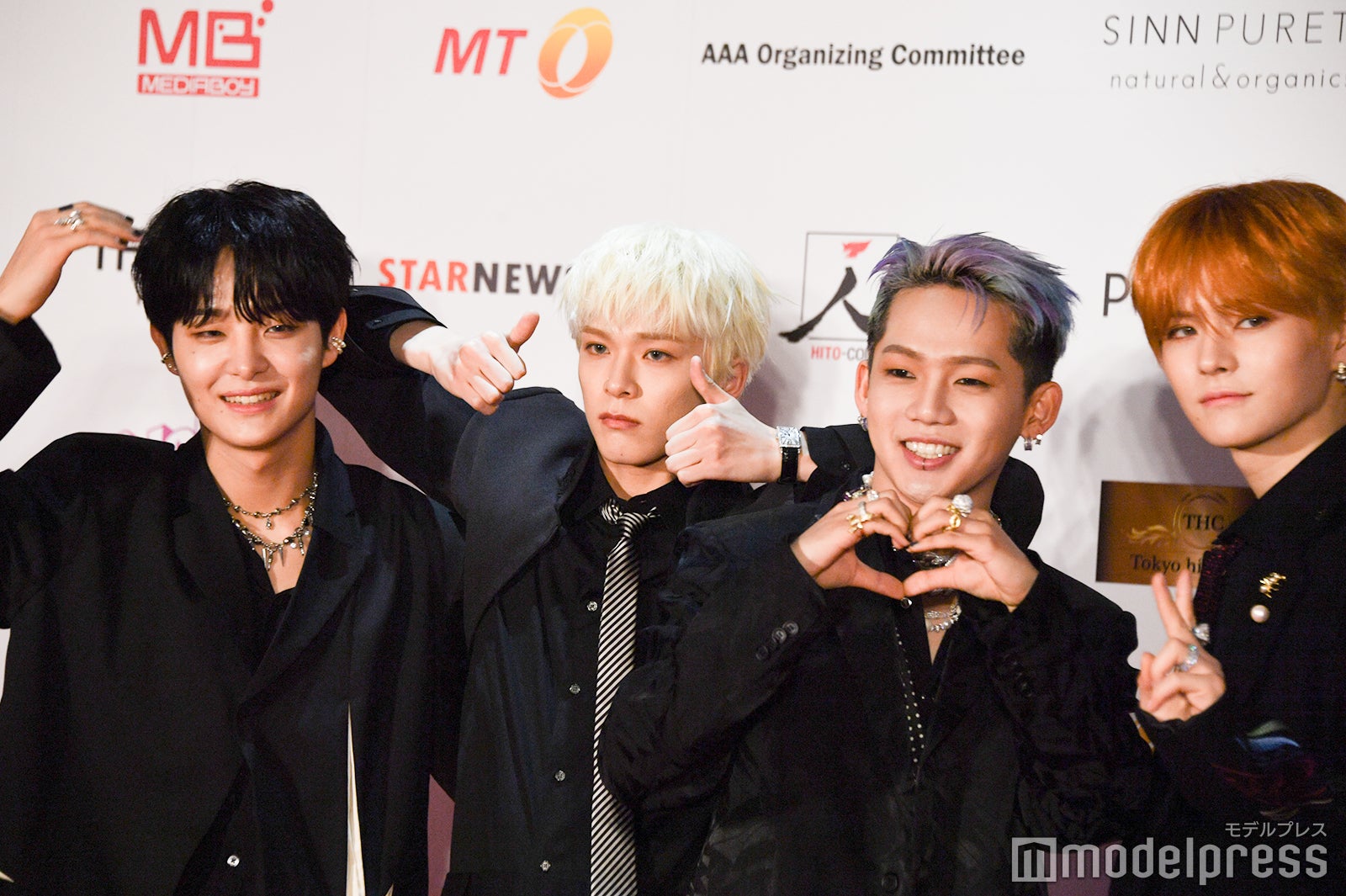 ポーズが自由すぎるジフン、アサヒ、チェ・ヒョンソク、ヨシ、ユン・ジェヒョク （C）モデルプレス