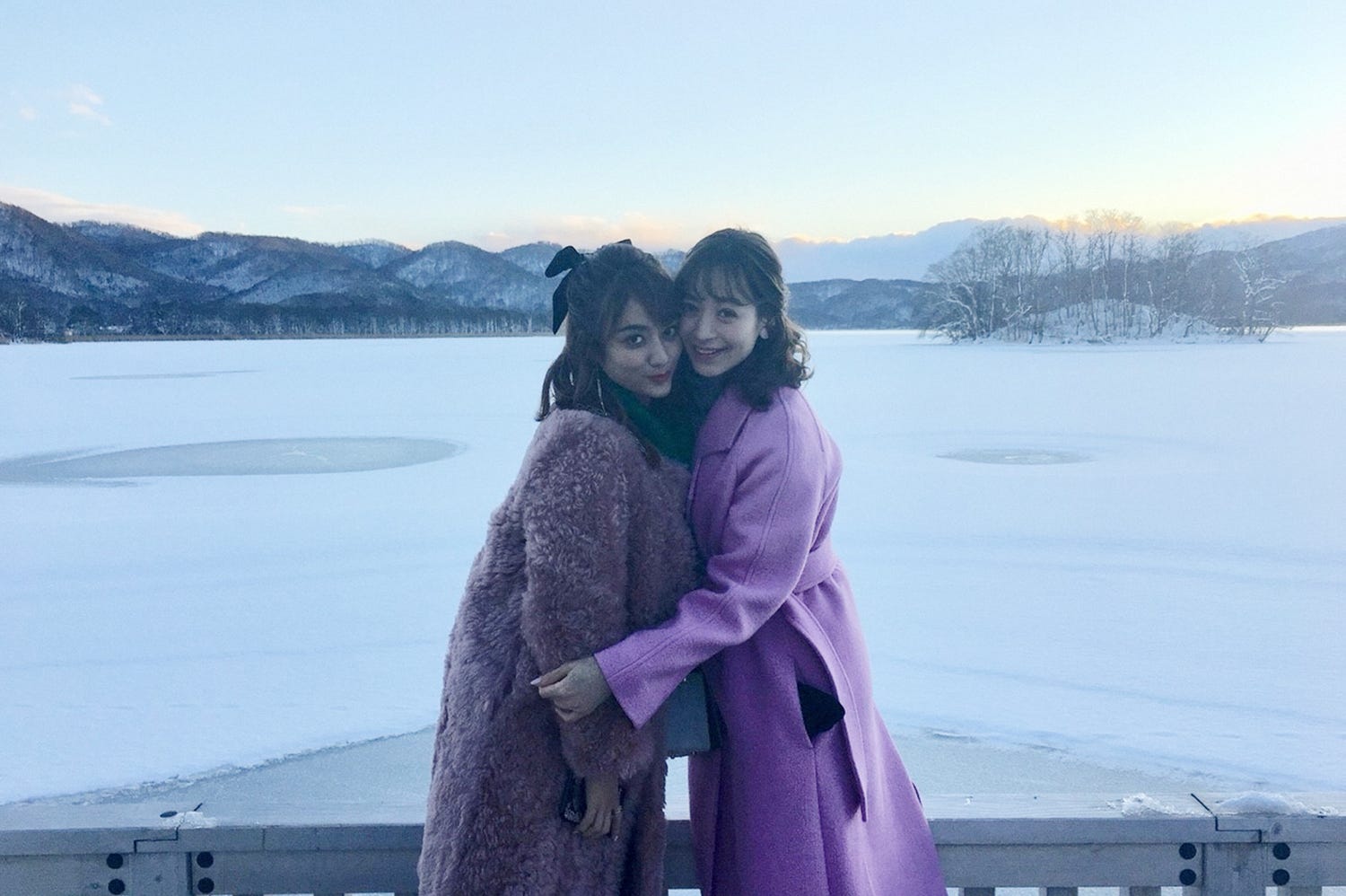 野崎萌香&谷まりあ、銀世界の函館で大自然&グルメ満喫 インスタライブの模様も覗き見