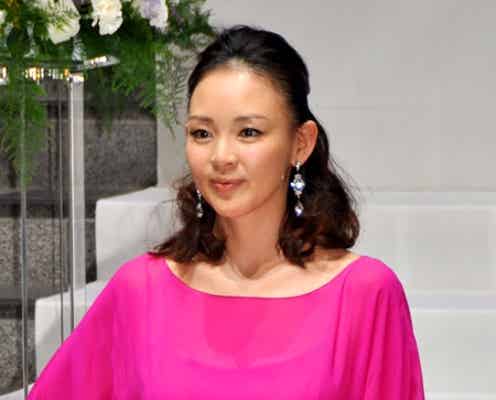 SHIHO、ミニドレスで美脚披露 スペシャルゲストで速水もこみち登場