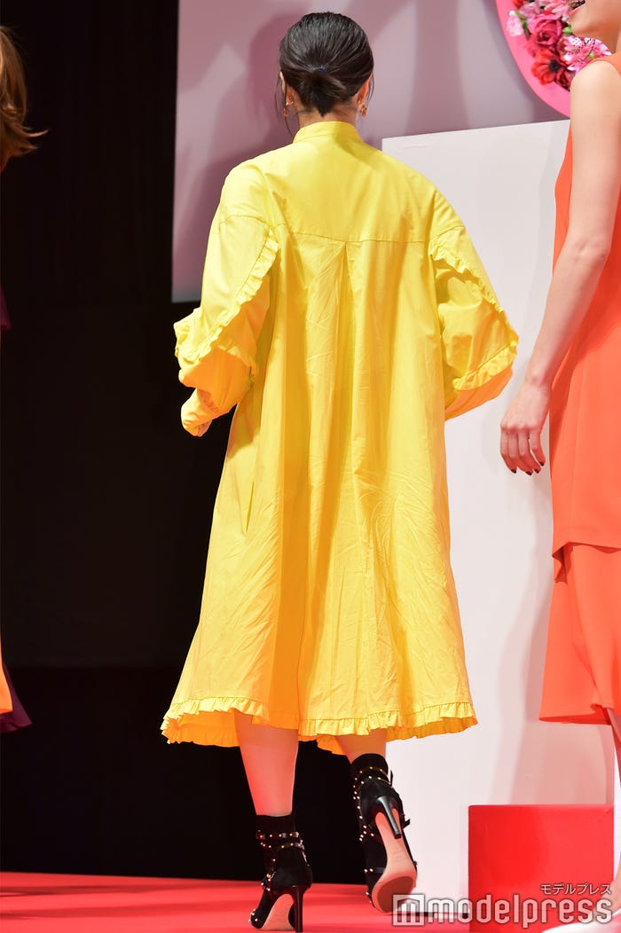 ところどころフリルがほどこされたデザイン (C)モデルプレス