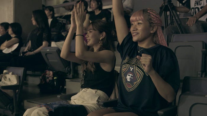 応援する愛華と花「TERRACE HOUSE TOKYO 2019-2020」22nd WEEK(C)フジテレビ/イースト・エンタテインメント