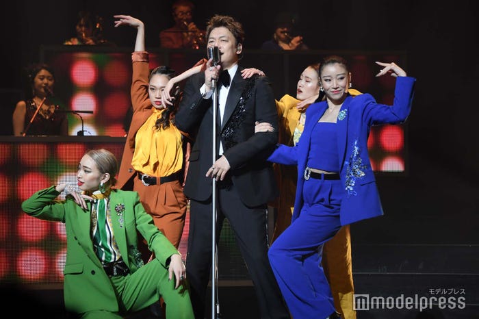 女性ダンサーとセクシーなダンス/香取慎吾(C)モデルプレス