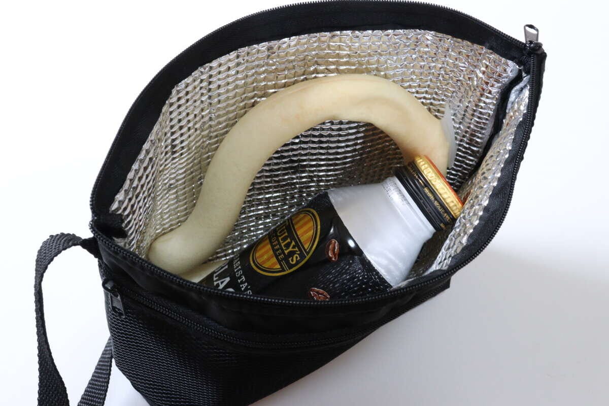 ダイソー ポケット付ショルダーバッグ(内側アルミシート付、ブラック) ダイソーのポケット付ショルダーバッグ(内側アルミシート付、ブラック)に飲み物とクールネックリングを入れる