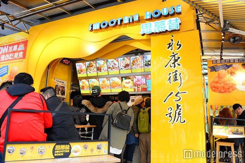 お店の前はお客さんでいっぱい（C）モデルプレス