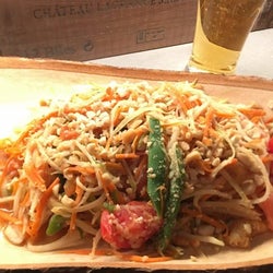 昭和な店がひしめき合う「自由が丘横丁」に突如現れた、イタリアンな創作タイ料理店 『アマン』