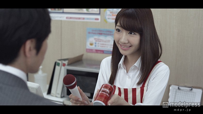 コンビニ店員に扮した柏木由紀／ワンダ モーニングショットの新TVCM「毎日朝専用」篇（木曜日）より