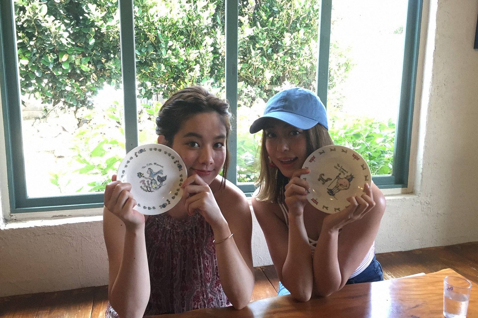 伝統の“てぃわざ”に触れる（左から）筧美和子、大川藍／画像提供：TBS