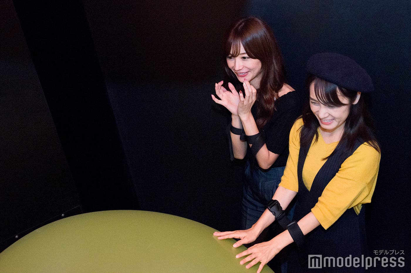 風船が膨らむほど動くスペースも限られる(C)モデルプレス