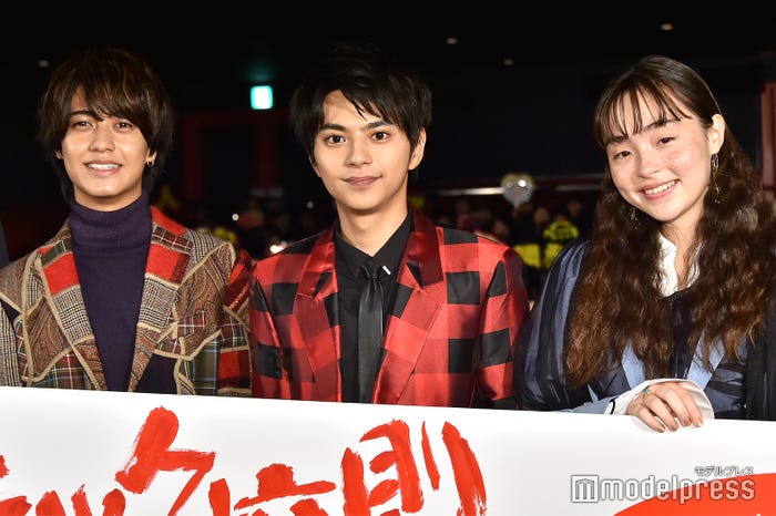 (左から)高橋海人、佐藤勝利、モトーラ世理奈(C)モデルプレス
