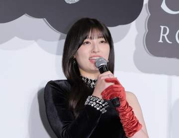 吉川愛 凄い黒ドレスに騒然 舞台挨拶、歩いたら後ろ向いたら衝撃 永瀬廉にエスコートされ、開いたスカートから美しいピンヒール 背中もビックリ