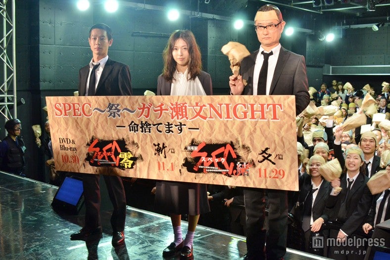 （左から）加瀬亮、戸田恵梨香、堤幸彦監督