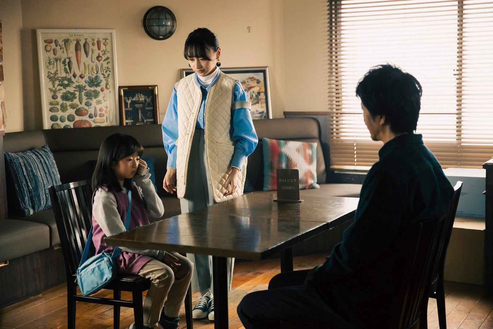 志水心音、影山優佳、田辺誠一「ハコビヤ」第3話より（C）「ハコビヤ」製作委員会