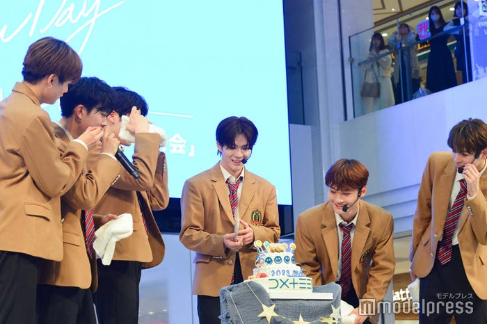 サプライズでケーキをもらうDXTEEN(C)モデルプレス