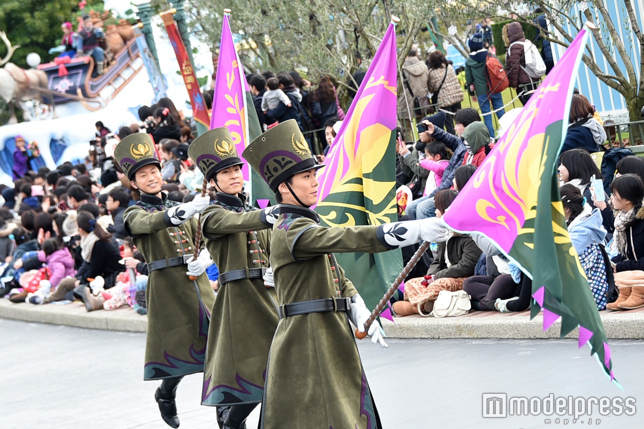 バナー隊／「フローズンファンタジーパレード」（C）モデルプレス