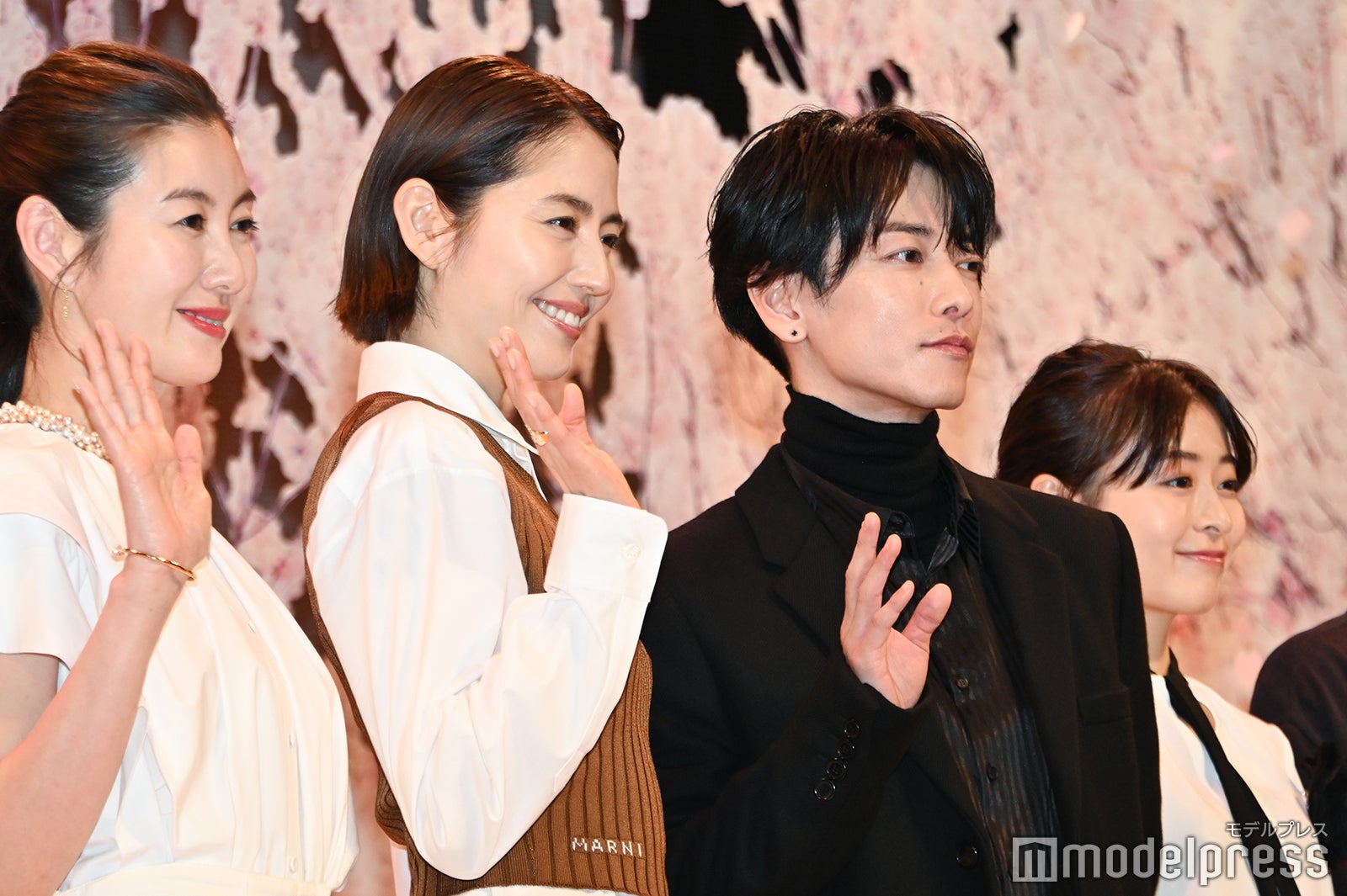 （左から）ともさかりえ、長澤まさみ、佐藤健、森七菜（C）モデルプレス