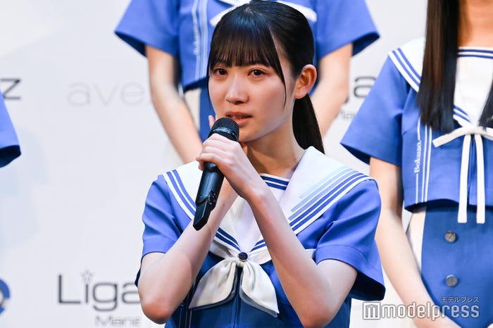 デビュー曲でセンターを務める八木仁愛、ステージで涙(C)モデルプレス