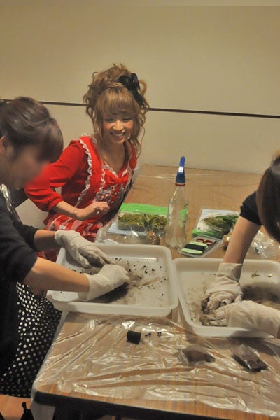 舟山久美子/苔玉作りの様子