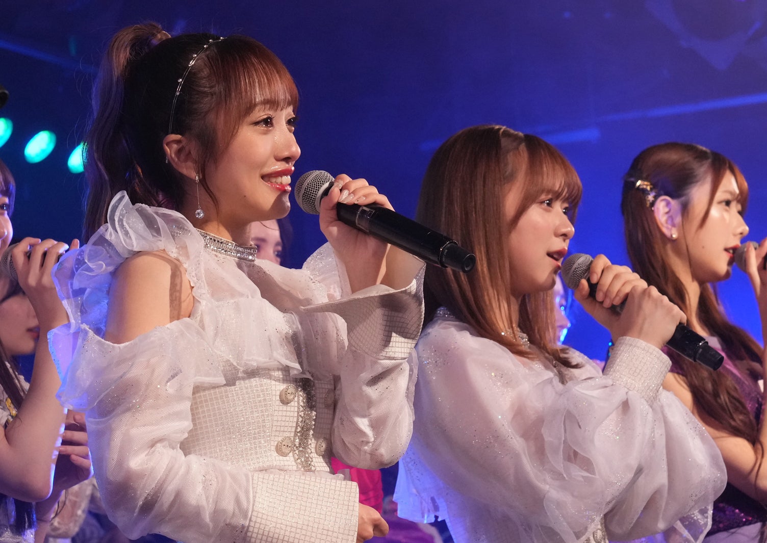 （左から）向井地美音、倉野尾成美「AKB48劇場大晦日公演～年忘れアイドルの歌2023～」（C）AKB48