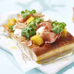 フォカッチャ ピッツァ マンゴー & プロシュート クルード 持ち帰り価格:1,654円 店内価格:1,685円/画像提供:スターバックス コーヒー ジャパン