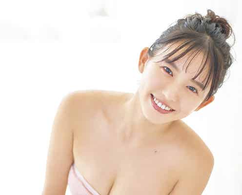 志田音々、美バスト際立つミニチューブ水着姿で笑顔<独占カット>