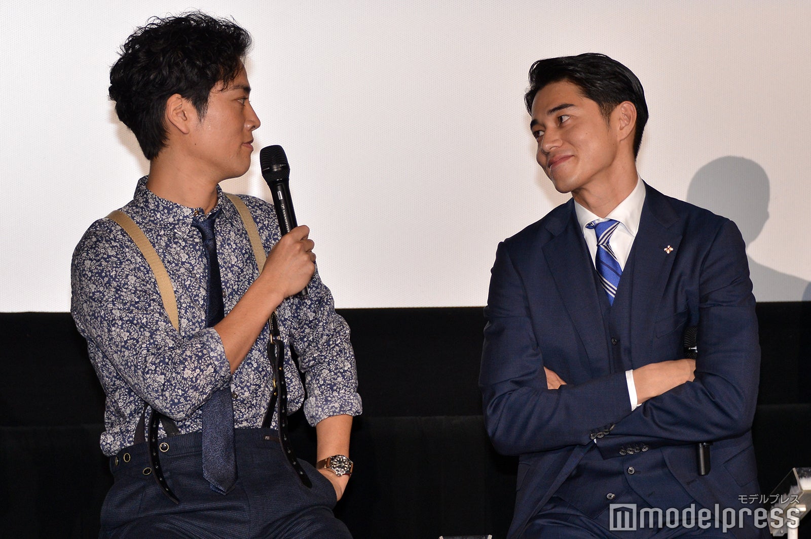 桐谷健太（左）を見つめる東出昌大（右）（C）モデルプレス