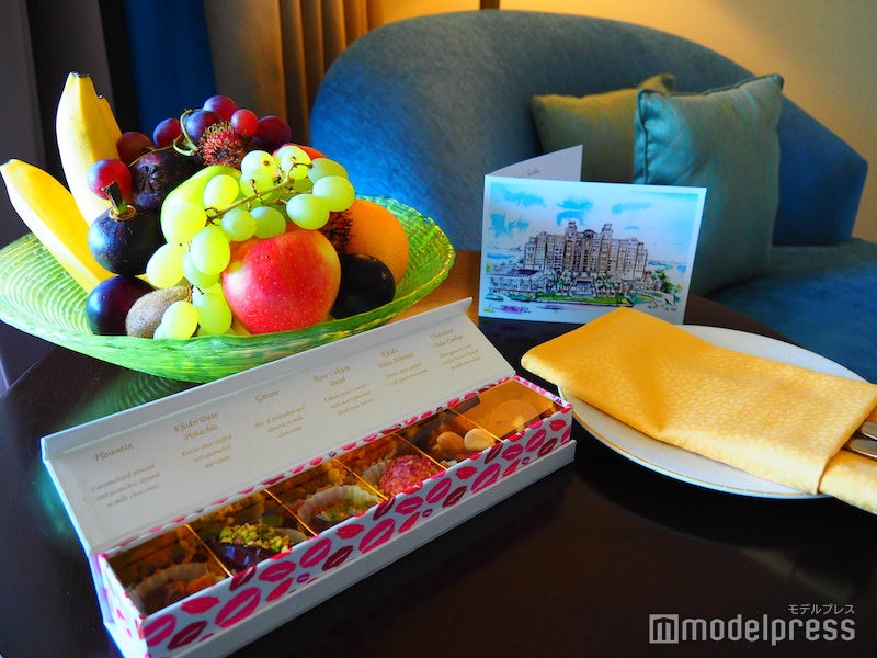 テーブルの上に用意されたウェルカムフルーツとスイーツ、手紙（C）モデルプレス