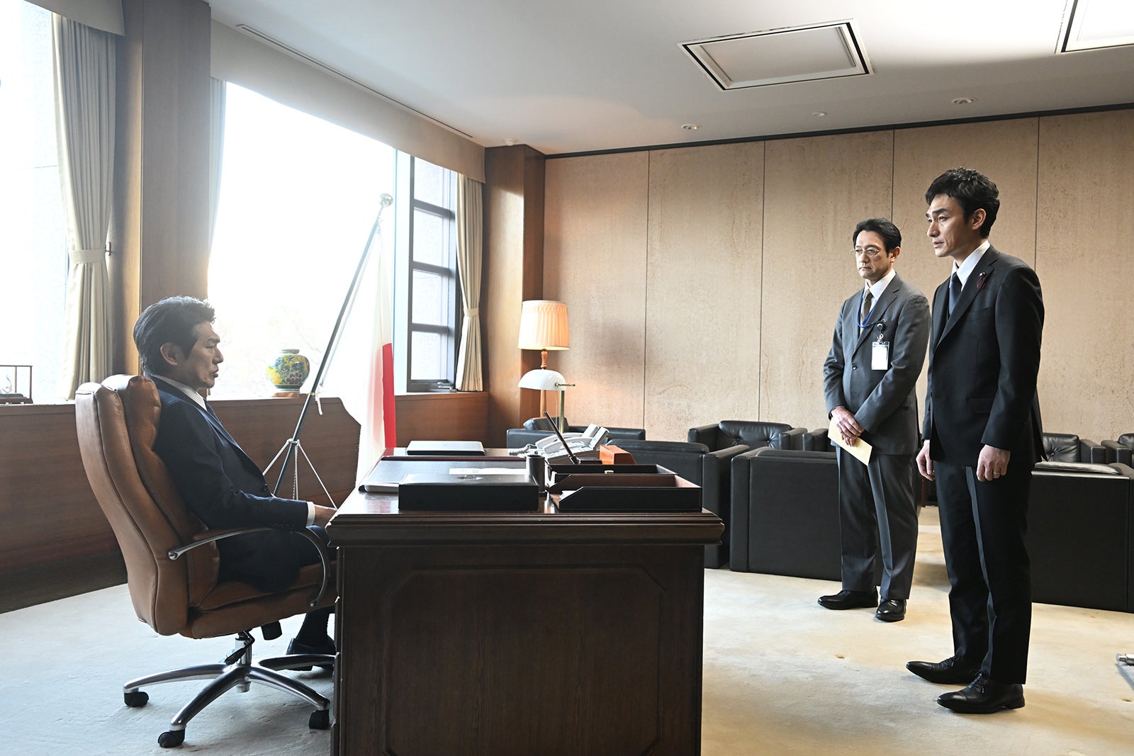 高橋克典、飯田基祐、草なぎ剛 「罠の戦争」第10話より（C）カンテレ