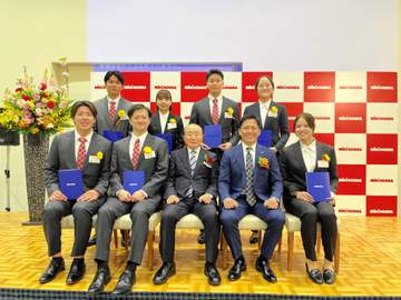 東京、パリ五輪代表の競泳・池本凪沙らがミキハウス入社式出席 28年ロス五輪へ、池本「個人で出られるような結果を残していきたい」