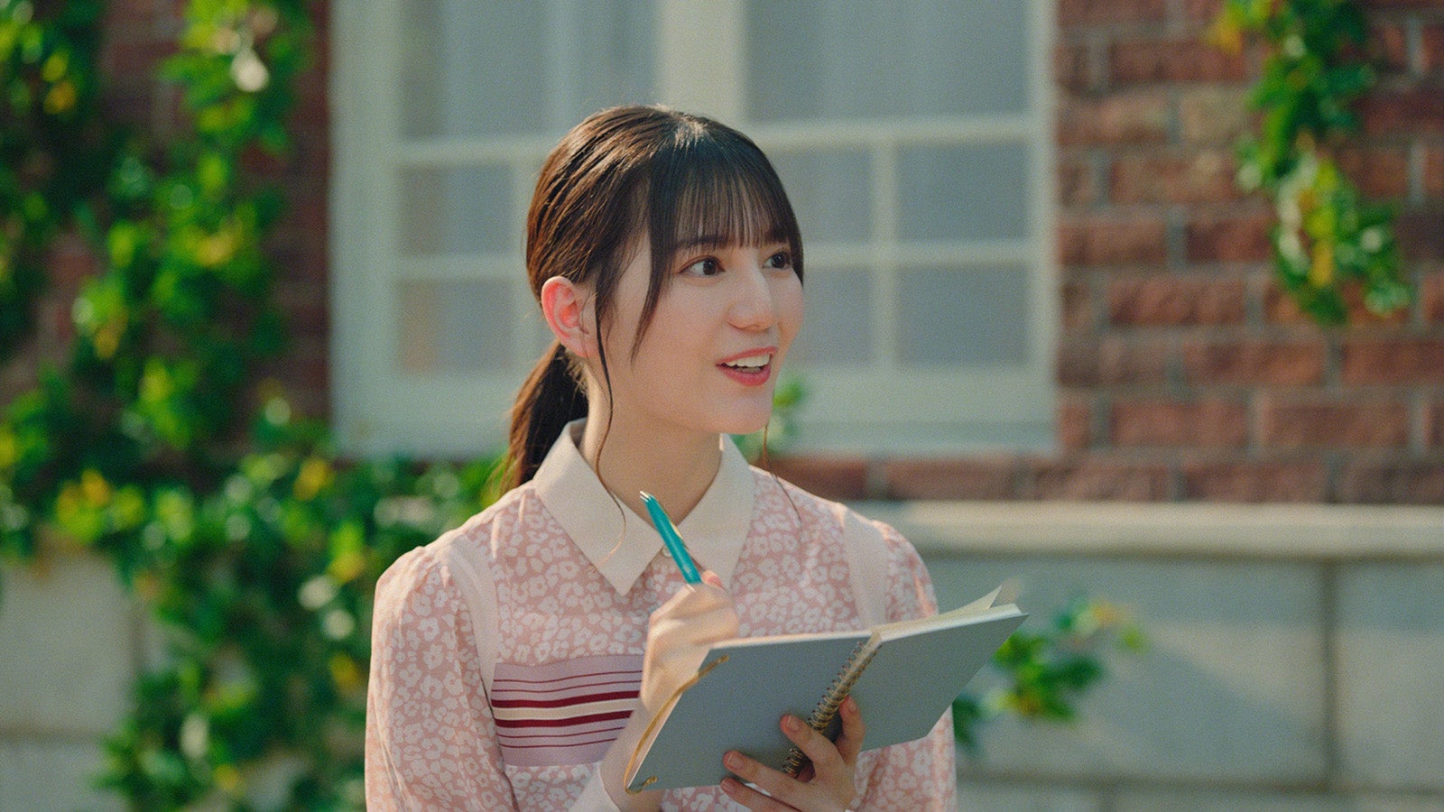 小坂菜緒／新CM『すすめ、ゼロカーボン！』篇より （提供写真）