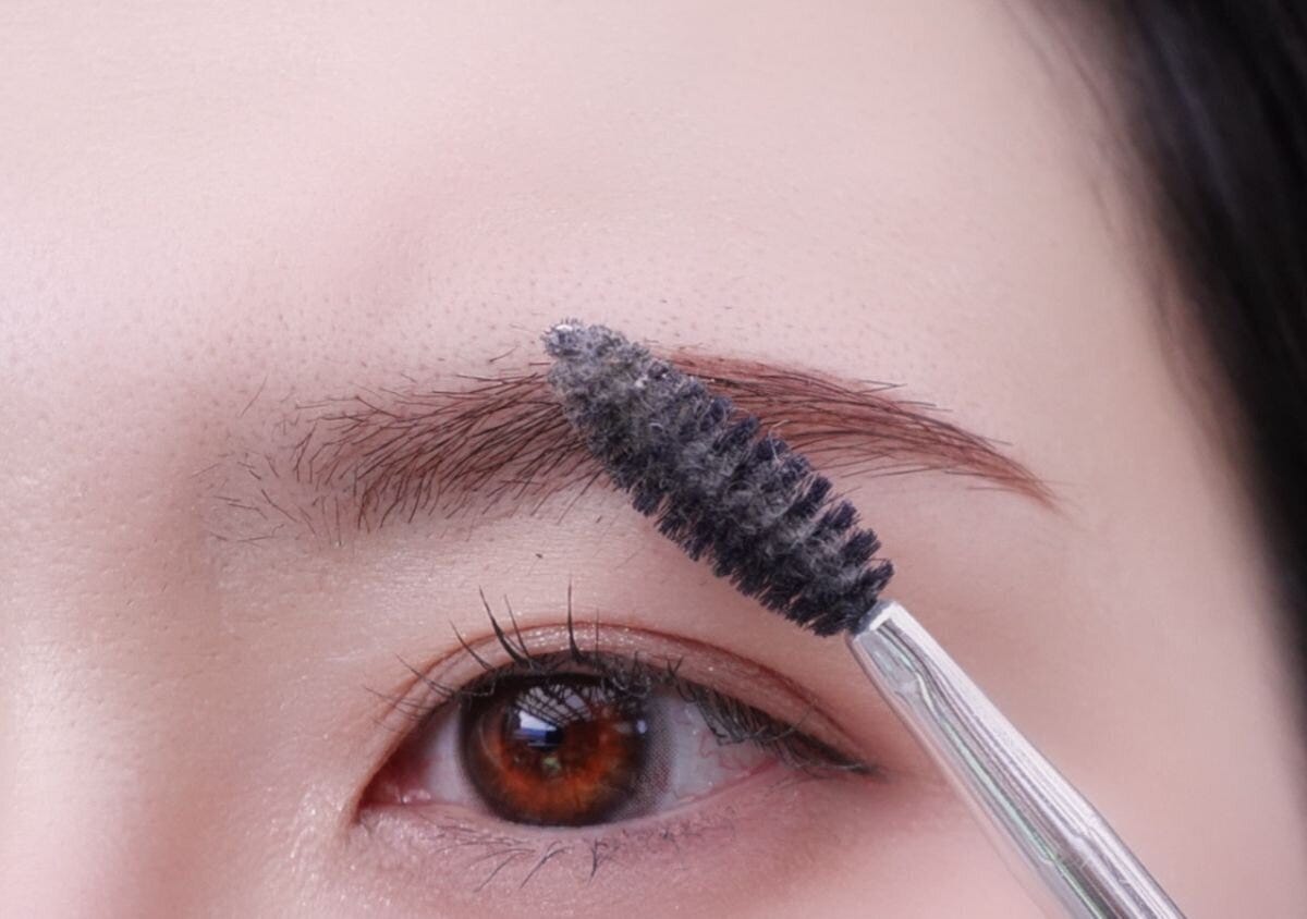 美容ライター アヤ 抜け感アーチ眉の作り方 スクリューブラシで眉頭から眉尻へ毛流れを横に整える様子