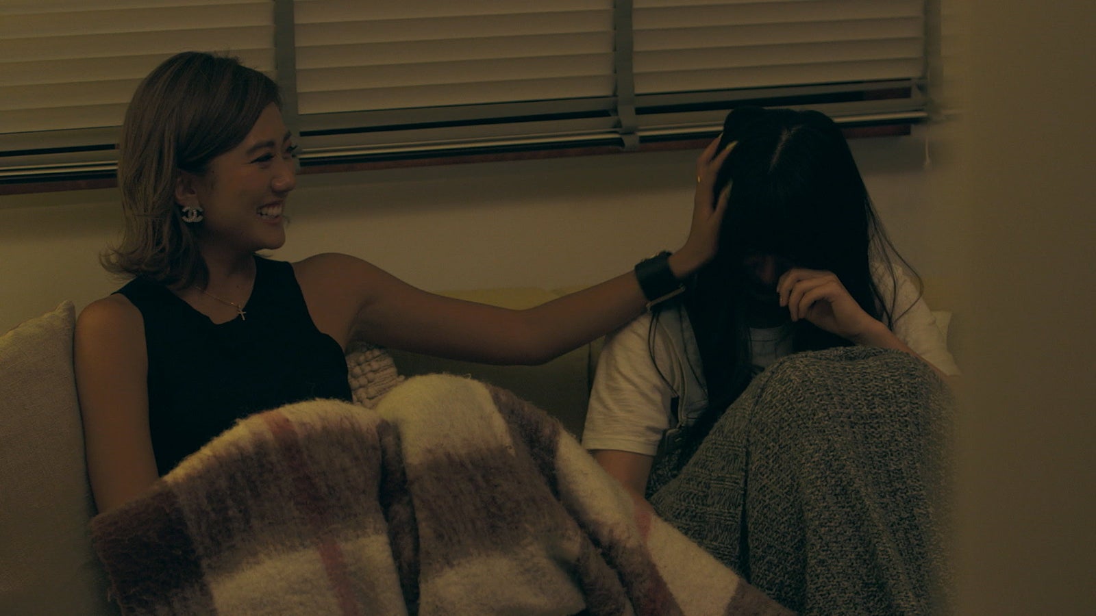 綾と号泣する優衣「TERRACE HOUSE OPENING NEW DOORS」37th WEEK（C）フジテレビ／イースト・エンタテインメント