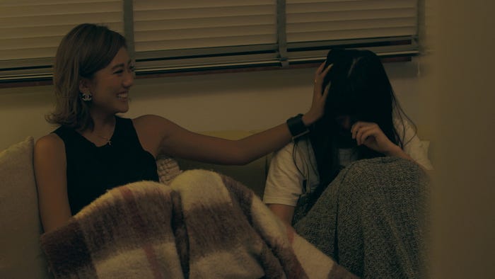 綾と号泣する優衣「TERRACE HOUSE OPENING NEW DOORS」37th WEEK(C)フジテレビ/イースト・エンタテインメント