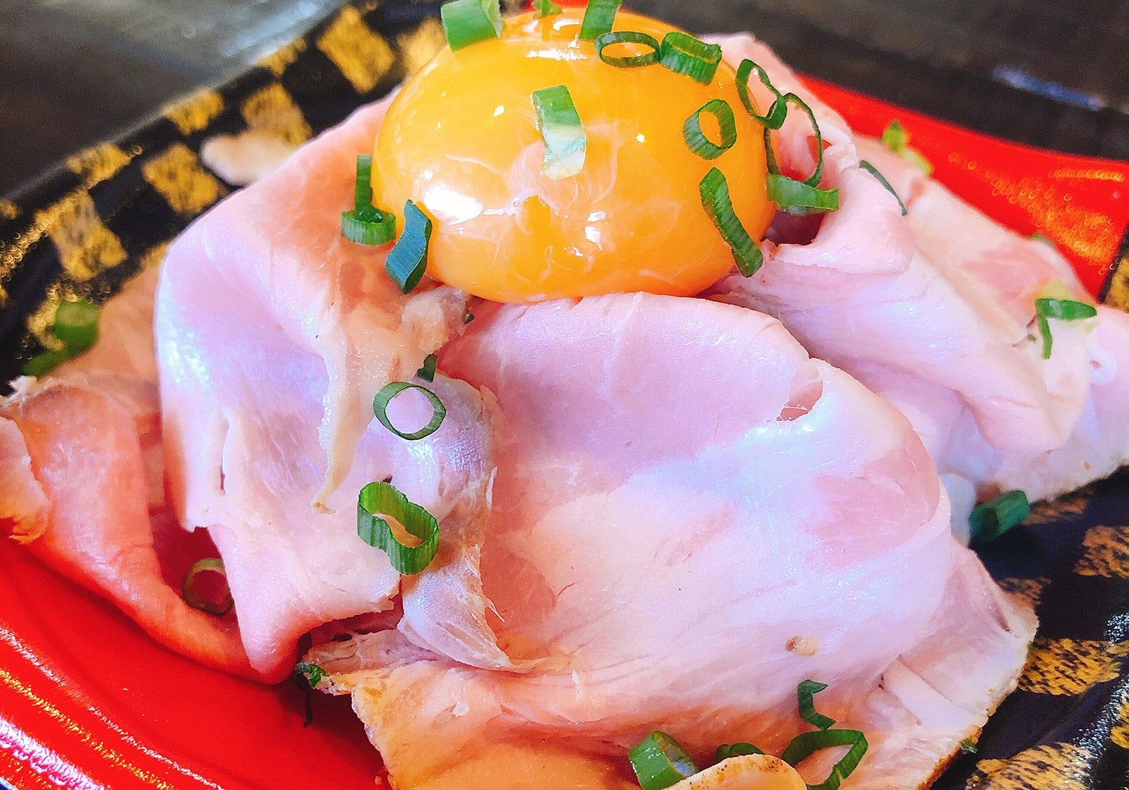 至極のローストポーク丼／画像提供：株式会社Decorations