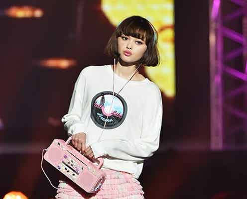 玉城ティナ、フリルショーパン姿で軽快ランウェイ 投げキッスも<東京ランウェイ 2015 SPRING/SUMMER>